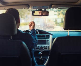 Conductor de Uber enojado con otros conductores