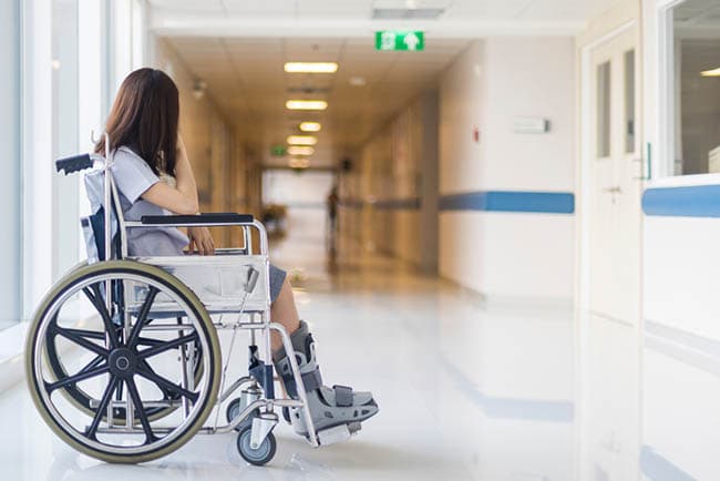 Paciente hospitalizado en silla de ruedas