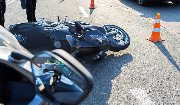 Motocicleta en carretera después de un accidente