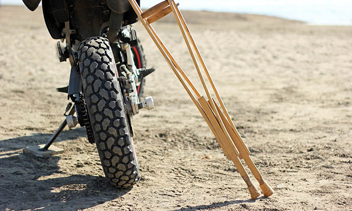 Motocicleta con par de muletas