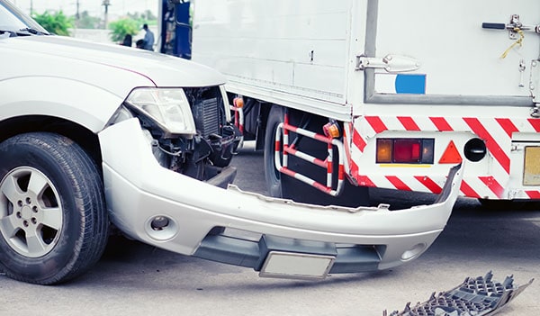 Vehículos tras accidente de camión