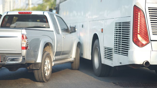 Camión y autobús tras colisión