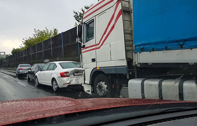 Vehículos tras accidente de camión