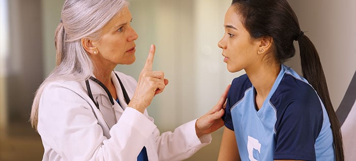 Doctor trabajando con víctima de lesión cerebral traumática