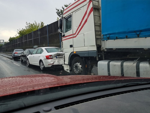 Víctima de asalto levantando la mano