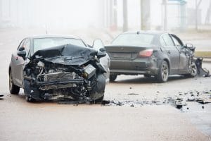 Choque de dos coches en la carretera