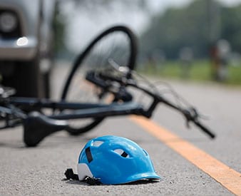 Bicicleta en el suelo después de la colisión