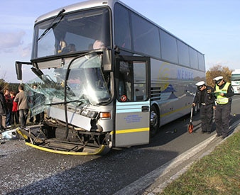 Autobús destrozado tras accidente