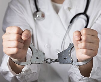 Doctor esposado por negligencia criminal