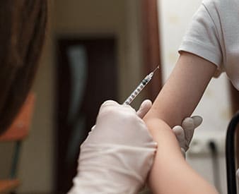 Paciente recibiendo vacuna contra la gripe