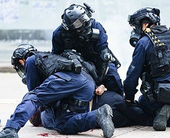 Varios policías sujetando al sospechoso