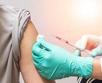 Paciente recibiendo vacuna