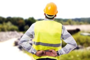 Trabajador de la construcción con dolor de lesiones en la espalda por lesiones por resbalones y caídas