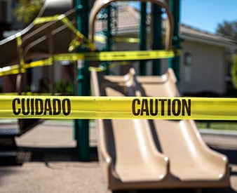 Cinta amarilla alrededor de las estructuras del patio de recreo