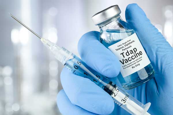 frasco y jeringa de la vacuna tdap