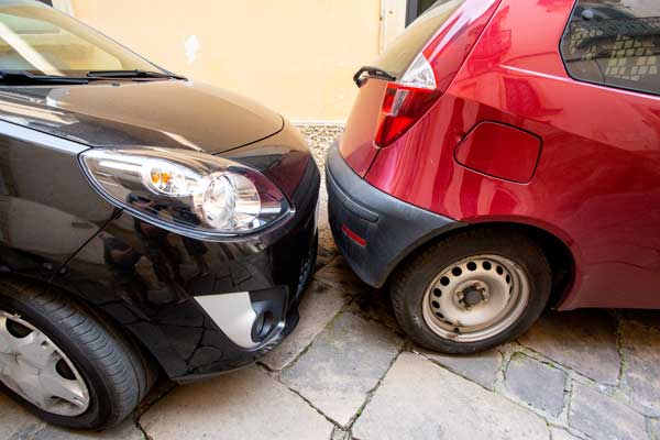 el coche está estacionado en paralelo muy cerca de otro coche