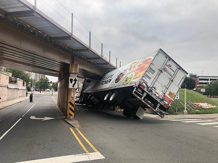 Accidente de camión grande debajo del paso elevado de la autopista