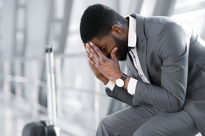Empleado afroamericano triste después de ser despedido injustamente