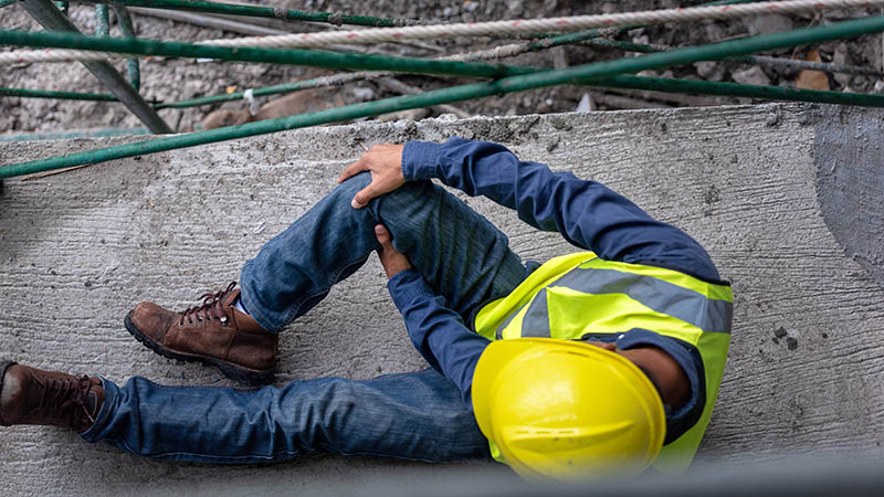 Accidente de construcción que causa lesión en la rodilla
