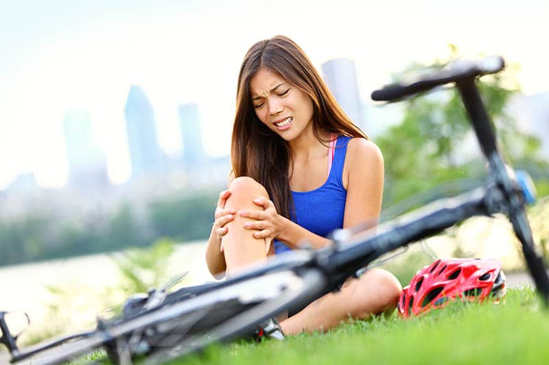 mujer, tenencia, rodilla, después, bicicleta, accidente
