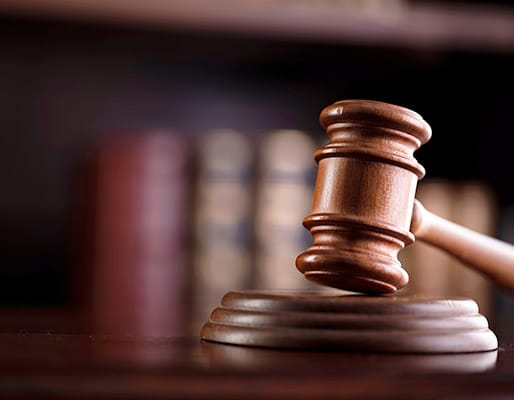 Lady Justice con los ojos vendados sosteniendo la escala