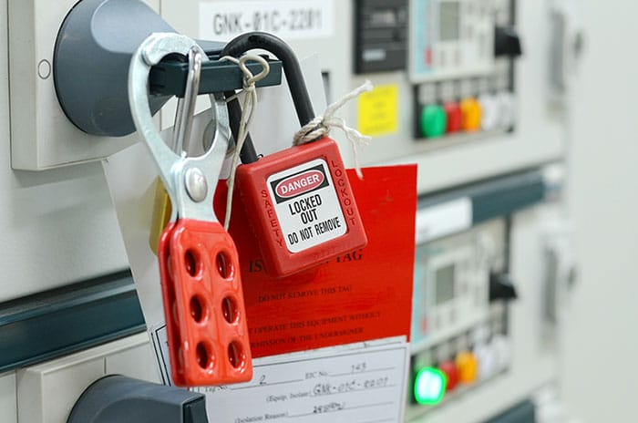 Señal de peligro de alto voltaje en equipos eléctricos