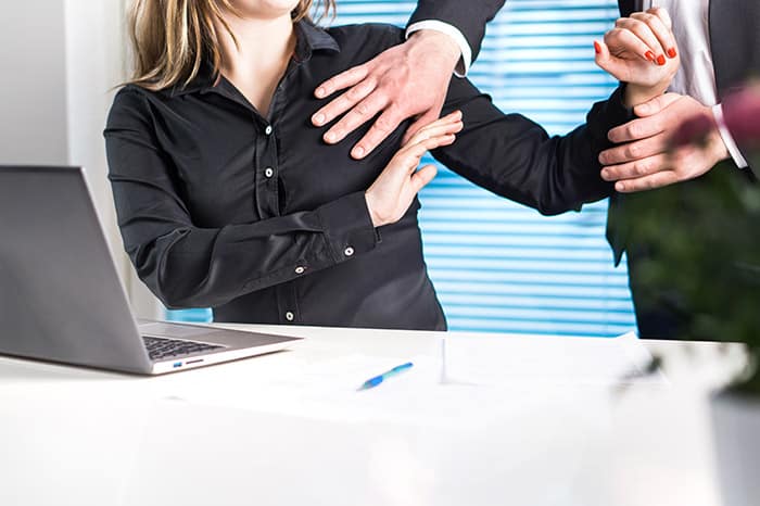 Empleada siendo agredida en el trabajo
