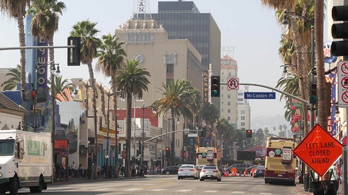 Calle muy transitada en Los Ángeles