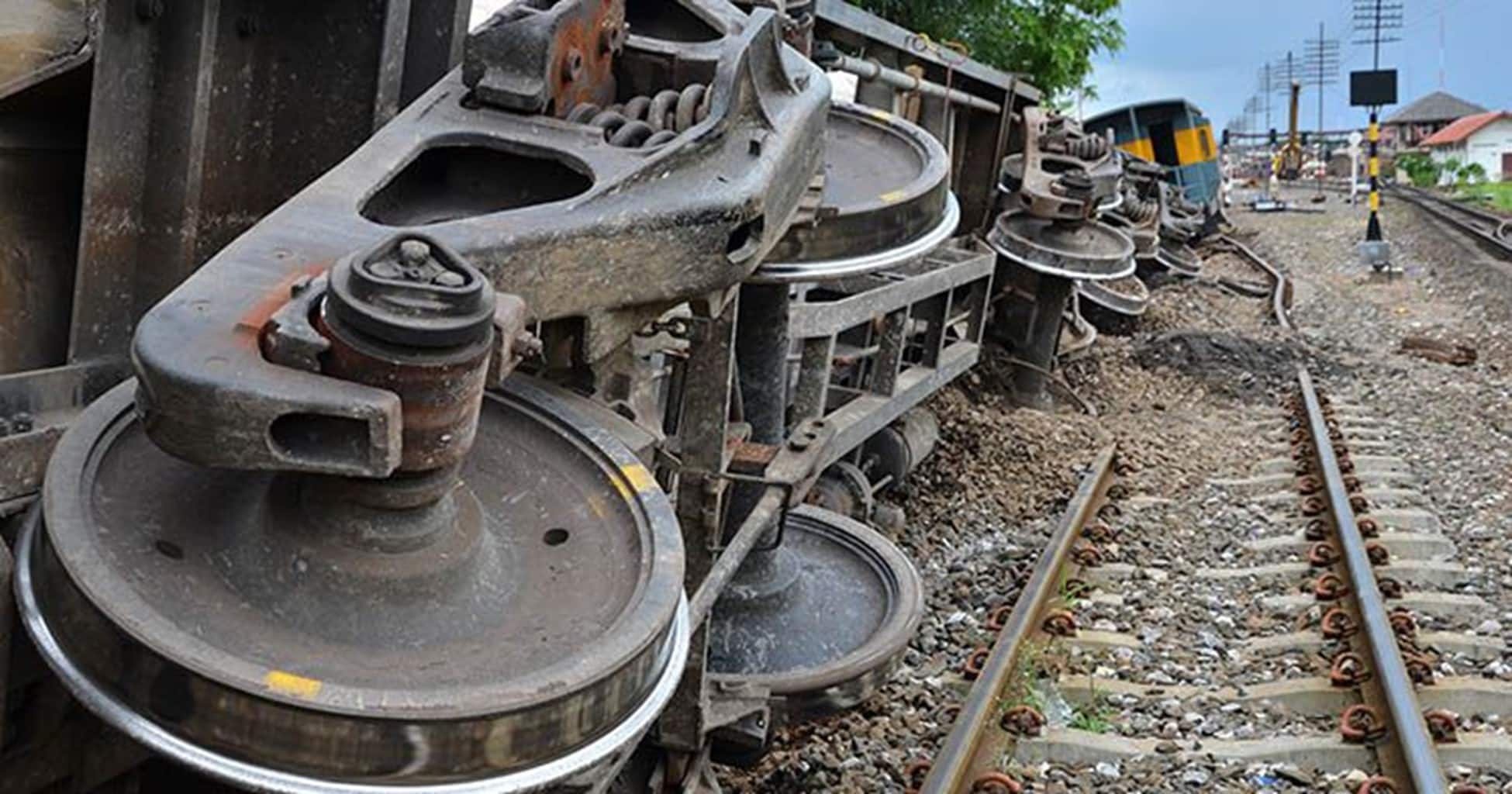 Tren descarrilado tras accidente